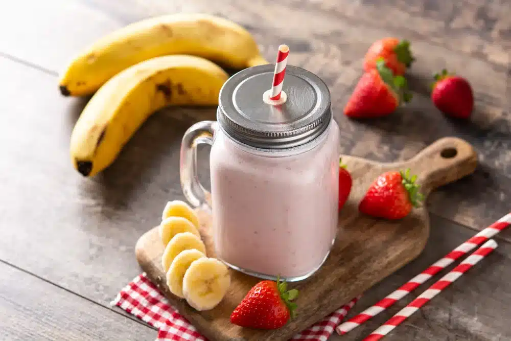 Jordgubbssmoothie med banan och proteinpulver protein shake recept